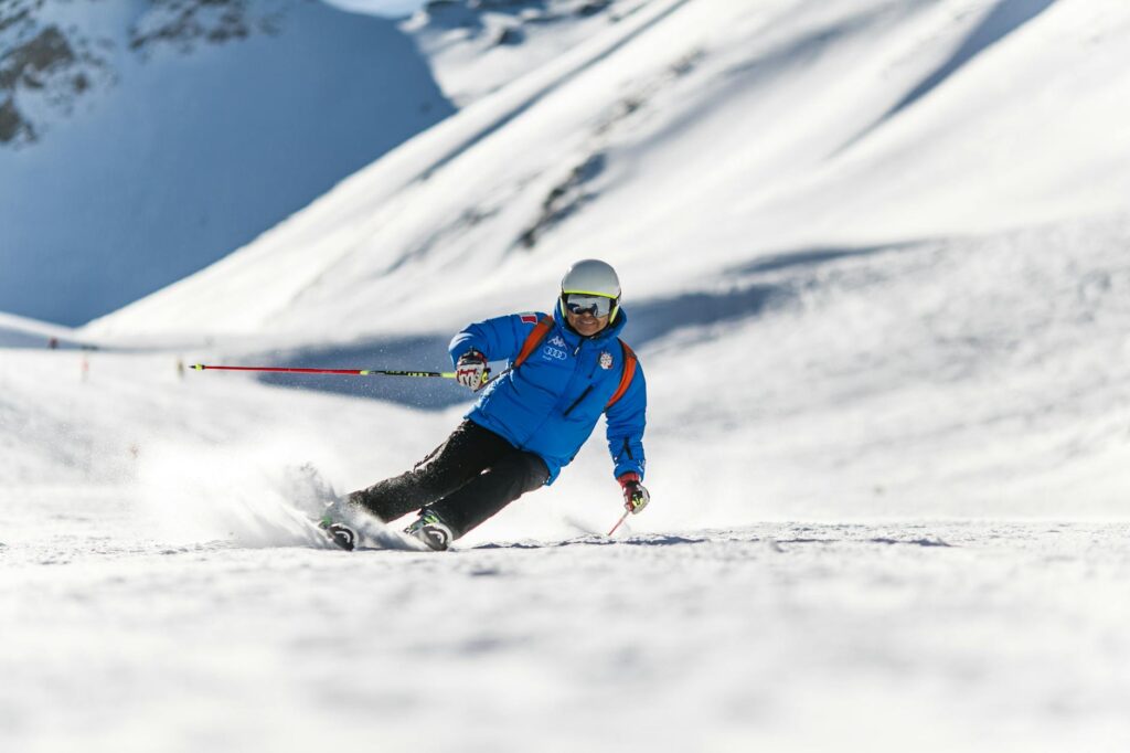 man snow skiing on bed of snow during winter