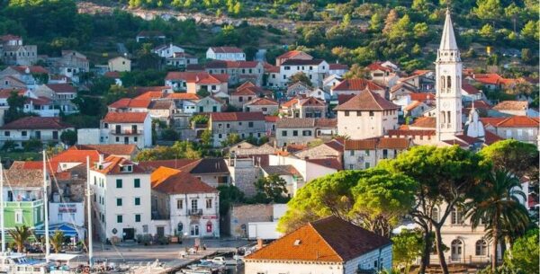 Fontana Bayside Park 4*, Jelsa - 1 ili više noćenja<br> za do 5 osoba i do 2 ... – Jadran ponuda